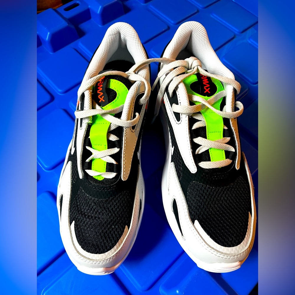 Nike Airmax Boys 6Y or Womens US 8